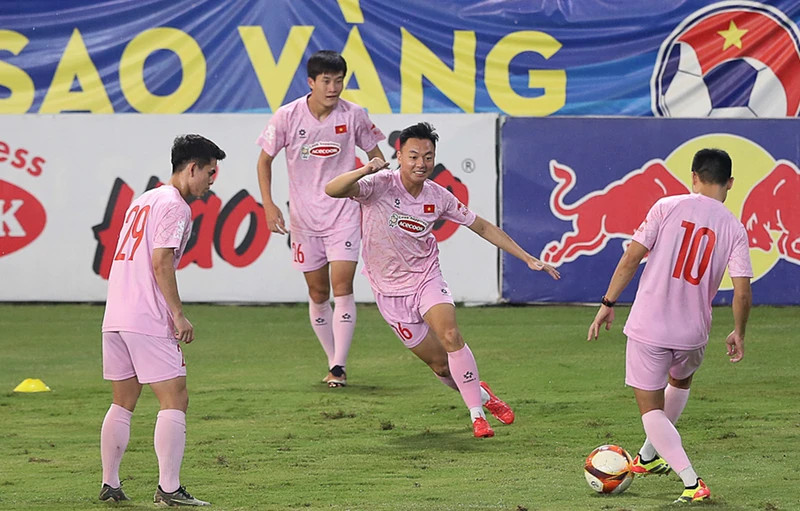 Vietnamese players at a training session to prepare for the match with the Philippines. (Photo: VFF)