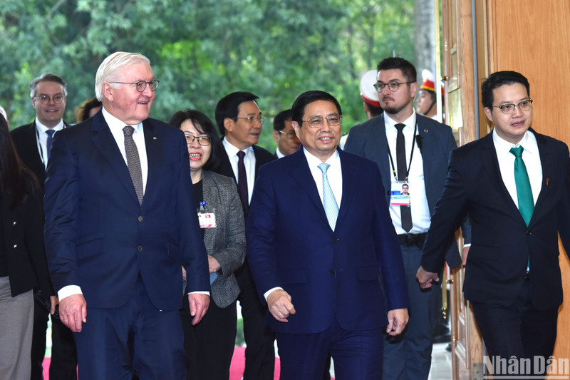 Prime Minister Pham Minh Chinh welcomes German President Frank-Walter Steinmeier. (Photo: NDO)
