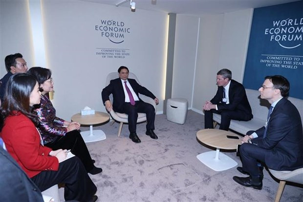 At the meeting between Prime Minister Pham Minh Chinh (centre, left) and CEO of Visa Inc. Ryan McInerney. (Photo: VNA)