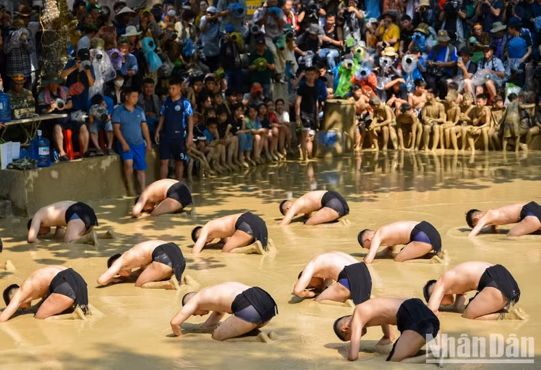 Before the match, the players perform the ritual of worshiping Saint Tam Giang.