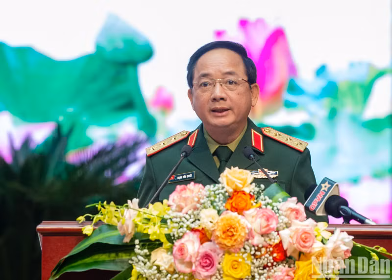 Director of the General Department of Politics of the Vietnam People’s Army Trinh Van Quyet speaks at the event