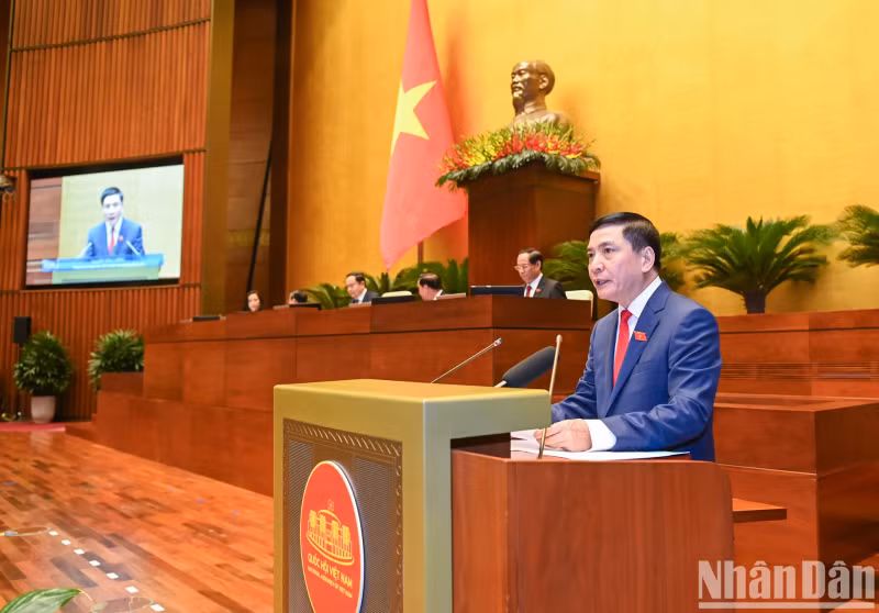 NA Secretary General and Head of the NA Office Bui Van Cuong delivers a speech at the session. NA Secretary General and Head of the NA Office Bui Van Cuong delivers a speech at the session.