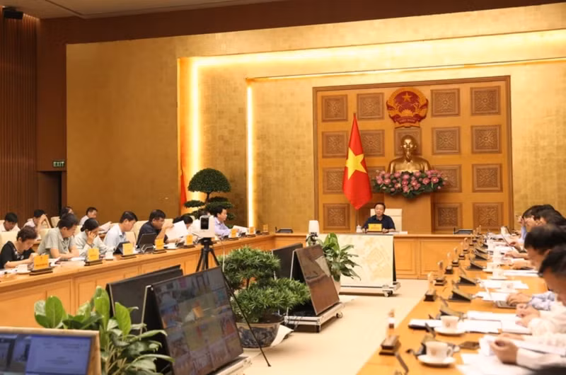Deputy PM Tran Hong Ha chairs the meeting. (Photo: VGP)