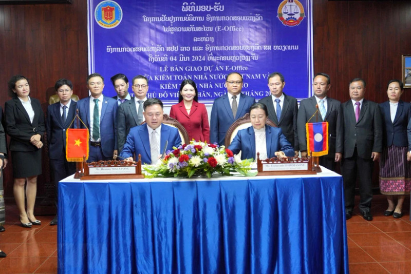 At the handover ceremony in Laos. (Photo: VNA)