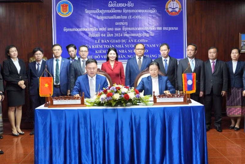 At the handover ceremony in Laos. (Photo: VNA)