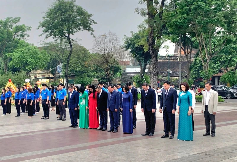 The delegation pay tribute to Vladimir Ilyich Lenin. (Photo: NDO)