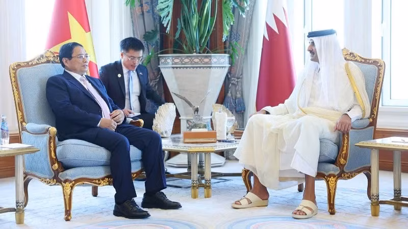 Vietnamese Prime Minister Pham Minh Chinh (L) meets with Emir of Qatar Sheikh Tamim Bin Hamad Al Thani in Doha on October 31. (Photo: VGP)