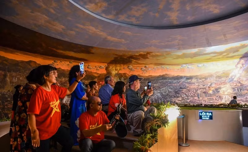 Visitors admire the panorama painting on the Dien Bien Phu Campaign at the Dien Bien Phu Victory Museum. (Photo: THANH DAT)