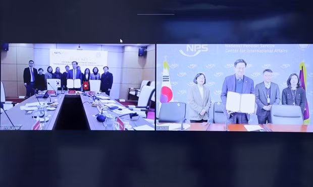The online signing of the deal on the implementation of an agreement on social insurance between the Vietnamese and Korean governments. (Photo: VNA)