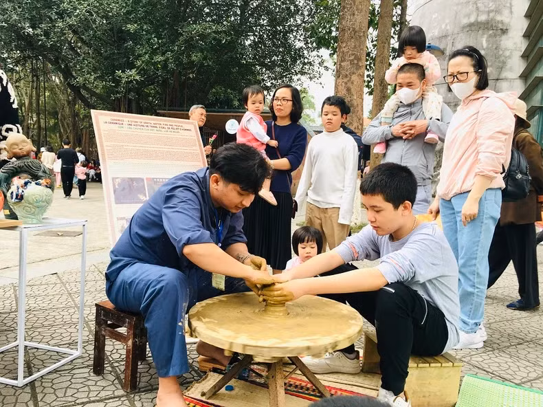A visitor is making Thanh Ha pottery