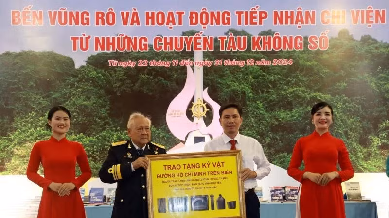 Hero of the People's Armed Forces Ho Dac Thanh, the captain of 12 "No Number" ships, donates memorabilia from the Ho Chi Minh Trail at Sea to the Phu Yen Museum. 