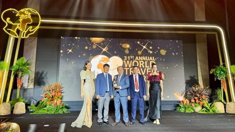 Representatives of Cuc Phuong National Park receive the award at the ceremony held in the Philippines.