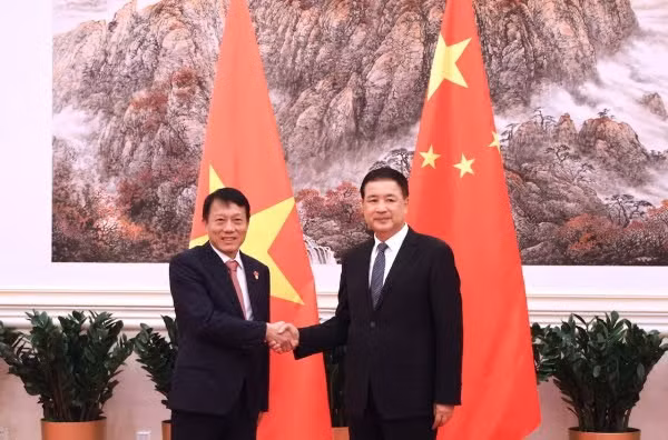 Vietnamese Minister of Public Security Sen. Lieut. Gen. Luong Tam Quang (L) and his Chinese counterpart Wang Xiaohong (Photo: VNA)