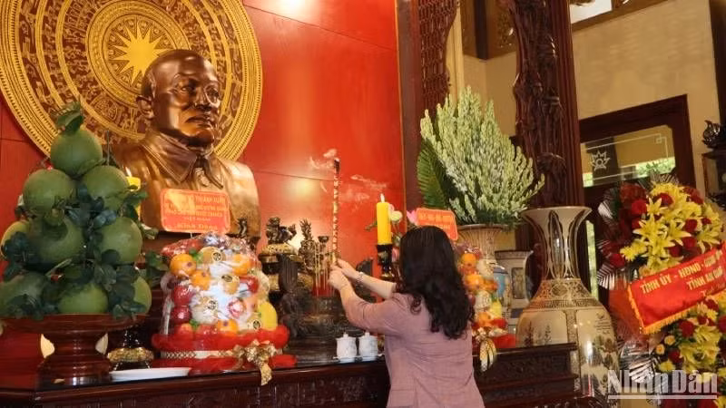 Vice President Vo Thi Anh Xuan offers incense to late President Ton Duc Thang at his memorial site in My Hoa Hung Commune. (Photo: NDO)