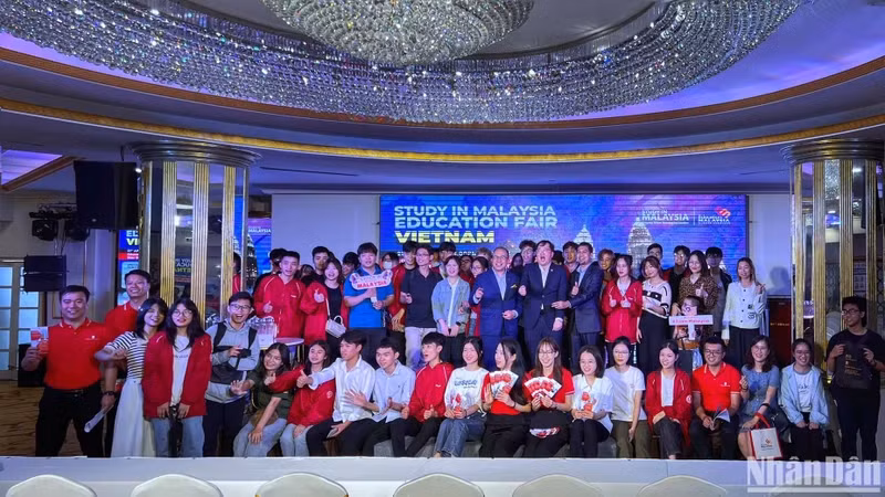 The education fair attracts the participation of a large number of students and parents. (Photo: NDO)