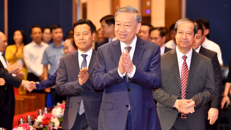 Party General Secretary To Lam meets with teachers and education managers on the occasion of the Vietnamese Teachers’ Day.