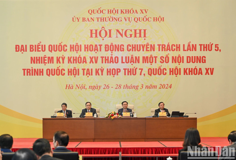 National Assembly Chairman Vuong Dinh Hue and National Assembly Vice Chairmen attend and chair the conference.