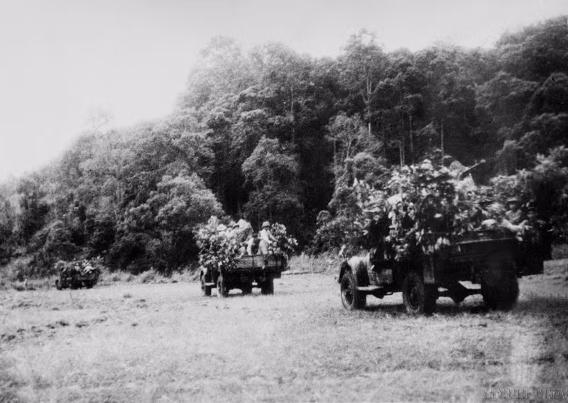 Mechanised infantry units are urgently sending soldiers to Dien Bien Phu. (Photo: VNA)