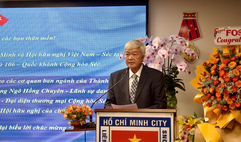 Nguyen Muoi, Chairman of the Vietnam-Czech Friendship Association (VCFO) in Ho Chi Minh City, speaks at the ceremony (Photo: congly.vn)