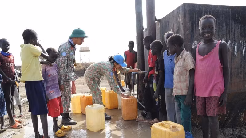 Soldiers from the Vietnamese Army Corps of Engineers at the UNISFA Mission instruct Abyei people to get water. (Photo: nhandan.vn)