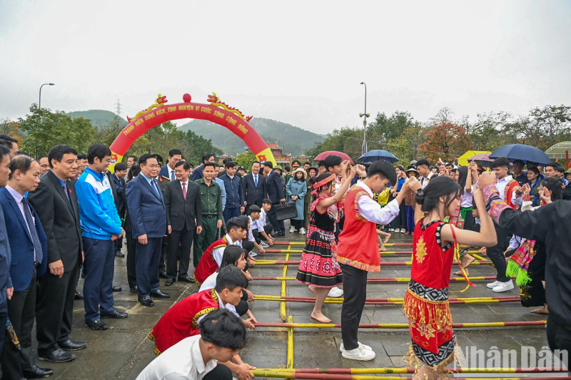 NA Chairman Vuong Dinh Hue joins an activity within the framework of the launching ceremony of Youth Month 2024 and tree-planting festival in Nghe An province. (Photo: NDO)
