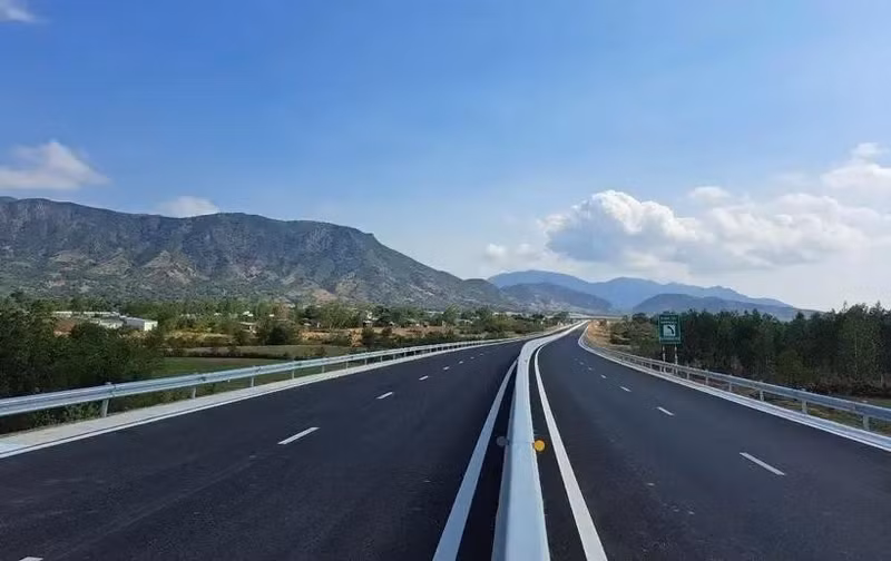 Vietnam targets to have 3,000 km of highways completed by 2025. (Photo: VNA)