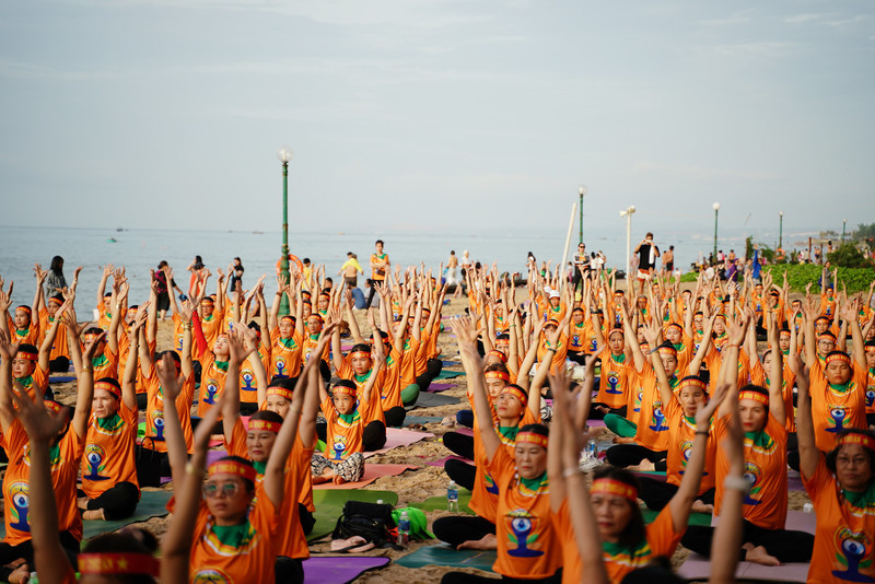 A corner of the large-scale yoga performance celebrating the 10th International Day of Yoga in Binh Thuan province on June 9. (Photo: binhthuan.gov.vn)