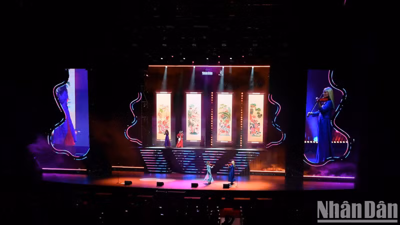 The stage features the image of a violin and the seductive curves of a girl.
