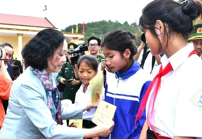 Politburo member Truong Thi Mai presents gifts to students in Dan Hoa Commune.