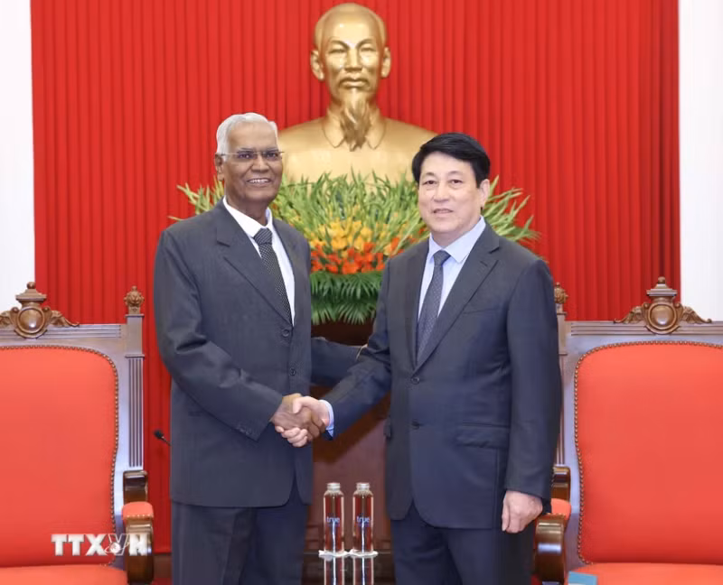 Permanent member of the CPV Central Committee’s Secretariat Luong Cuong (R) and CPI General Secretary Doraisamy Raja (Photo: VNA)