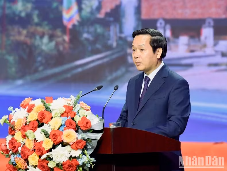 Chairman of Ninh Binh Provincial People’s Committee Pham Quang Ngoc delivers a speech at the conference.