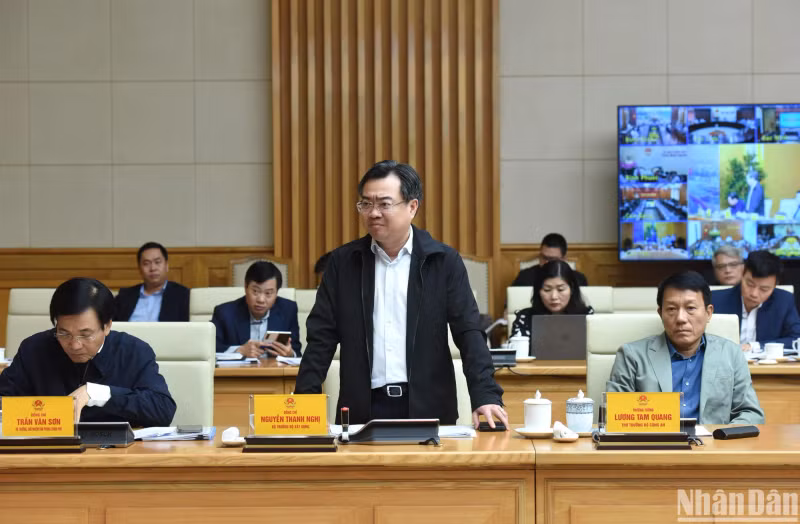 Minister of Construction Nguyen Thanh Nghi speaks at the meeting.