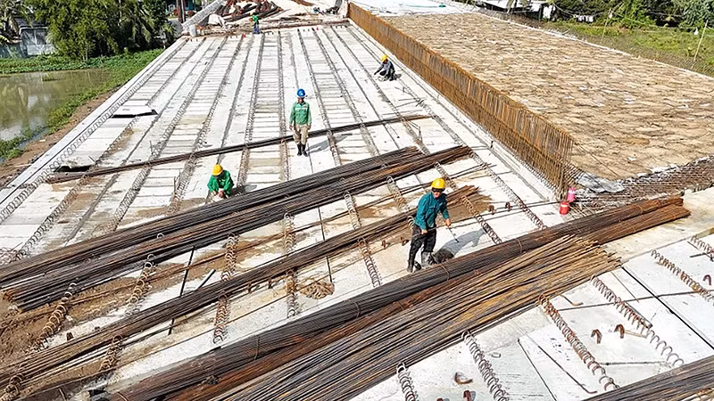 Can Tho-Hau Giang Expressway is under construction. (Photo: MY LE)