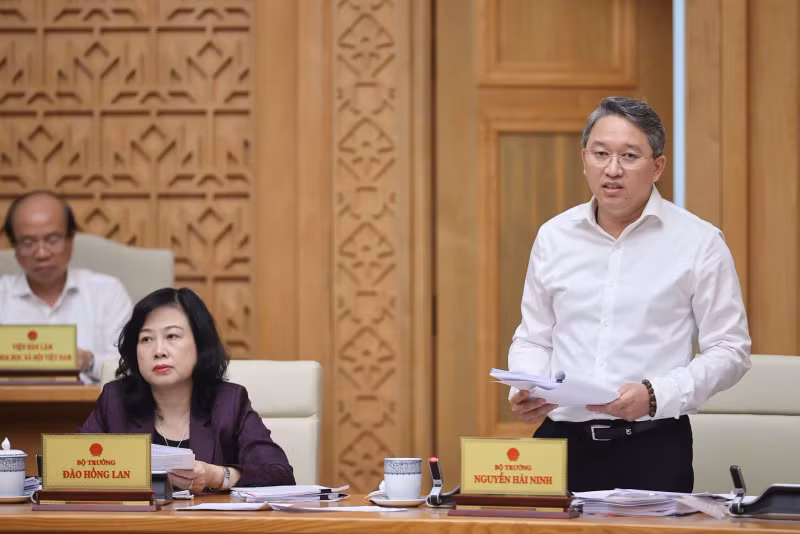 Minister of Justice Nguyen Hai Ninh speaks at the meeting.