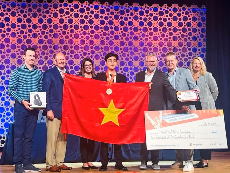 Nguyen Minh Duong from the Hanoi University of Science and Technology wins a bronze medal at the MOSWC 2024. (Photo: VNA)