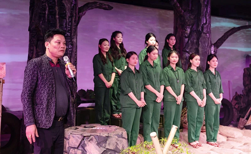 Director Le Quy Duong, author of the book "Legend of Youth" and actors in the play of the same name.
