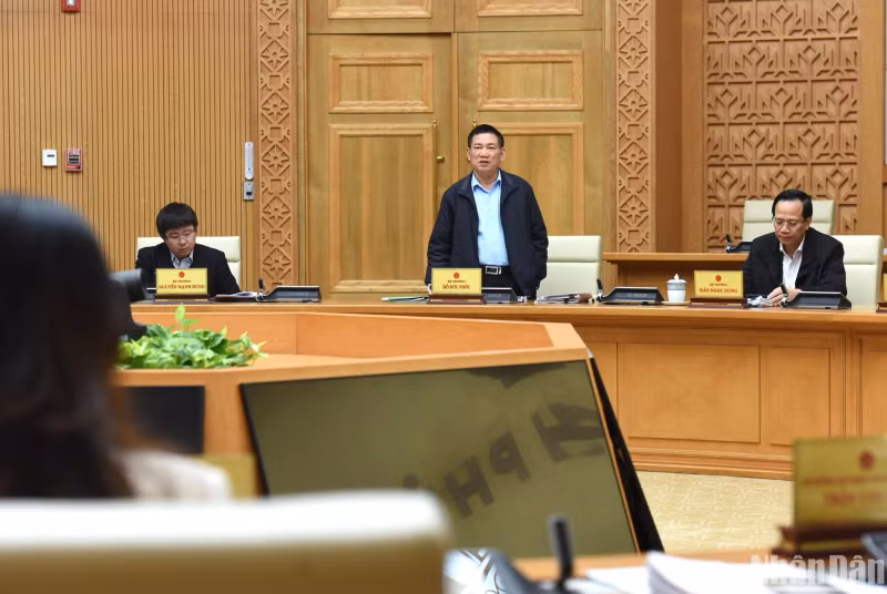 Minister of Finance Ho Duc Phoc is speaking at the meeting.