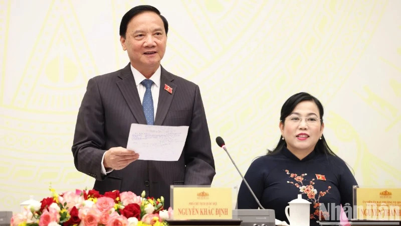 Vice Chairman of the National Assembly Nguyen Khac Dinh chairs a press conference on the schedule of the 8th session of the 15th National Assembly. (Photo: DUY LINH)