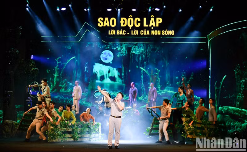 The programme recreates the atmosphere of self-defence teams and guerrilla teams operating secretly in Hanoi’s suburbs such as: Tram Long, seven La villages, Hoai Duc, Dinh Bang (Bac Ninh), Co Loa, and others.