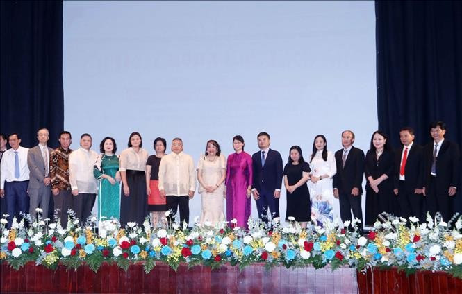 Vice Chairwoman of the Ho Chi Minh City People’s Committee Tran Thi Dieu Thuy (8th from R), Philippine Ambassador Meynardo Montealegre (8th from L), Honorary Consul General Le Thi Phung (centre), and other delegates at the event. (Photo: VNA)