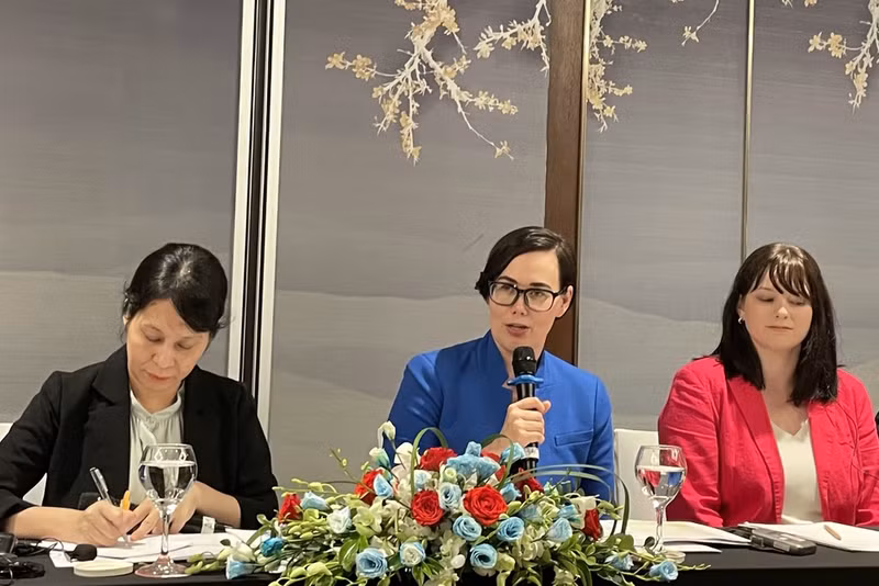 US Under Secretary for Trade and Foreign Agricultural Affairs Alexis Taylor (center) speaks at the press briefing in Hanoi (Photo: VNA)