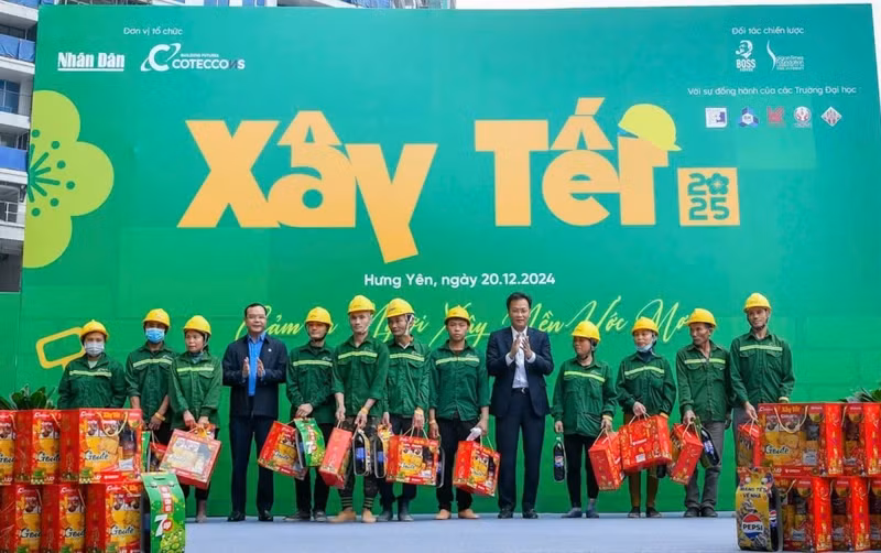 Gifts presented to Ecopark workers 