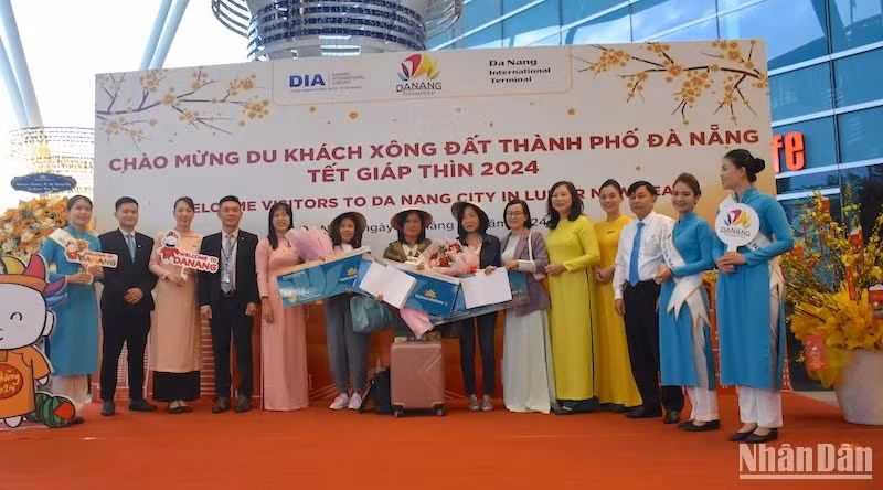 First visitors welcomed at Da Nang Airport. (Photo: NDO)