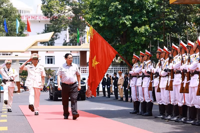 PM Pham Minh Chinh visits the Department of Public Security of Dak Lak province on August 18. (Photo: VNA)