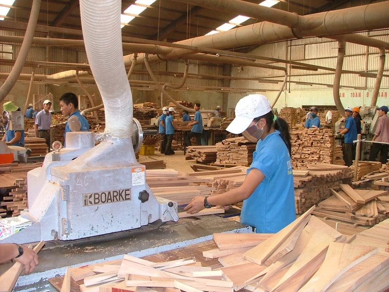 Wooden furniture exports are gradually recovering.