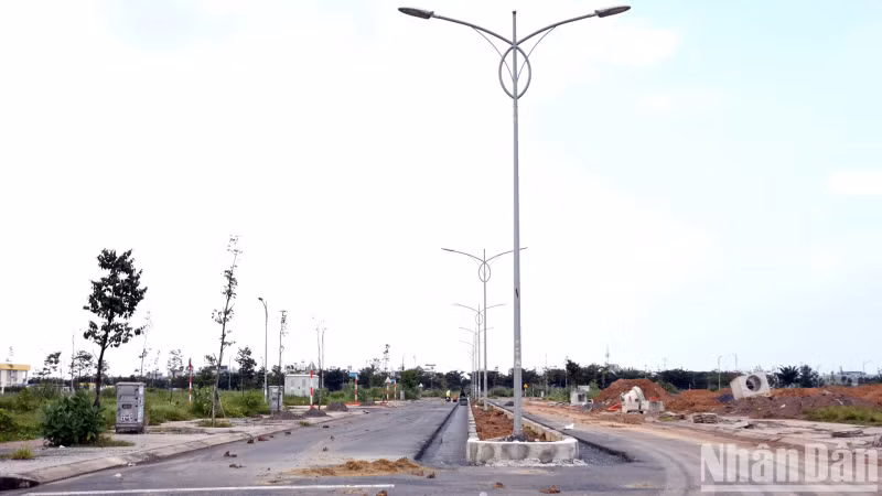 A road in the resettlement area continues to be completed.