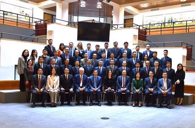 The Vietnamese delegation, led by Deputy Prime Minister Le Minh Khai, in a group photo with leaders of the Harvard University. (Photo: VGP)