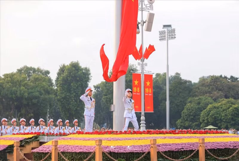 The flag-raising ceremony held to commemorate the 79th anniversary of Vietnam’s National Day (September 2, 1945 – 2024) at Ba Dinh Square in Hanoi (Photo: VNA)