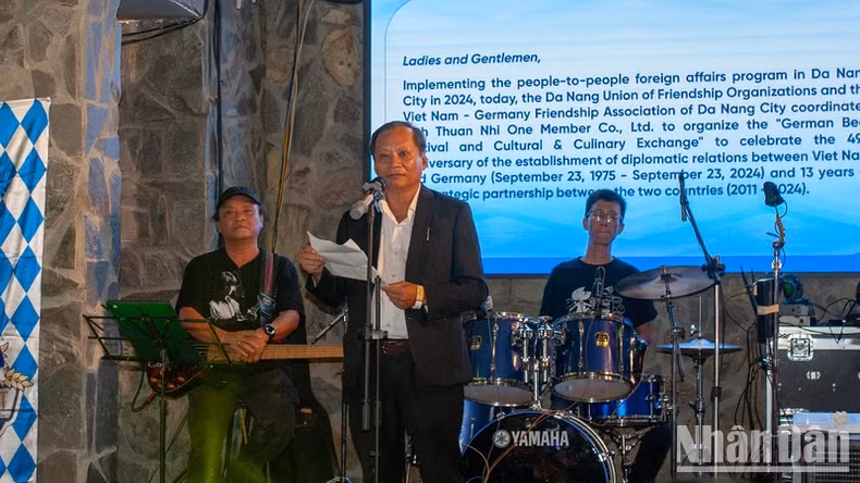 Nguyen Huu Lai, Chairman of the Vietnam-Germany Friendship Association in Da Nang speaks at the event. (Photo: NDO)