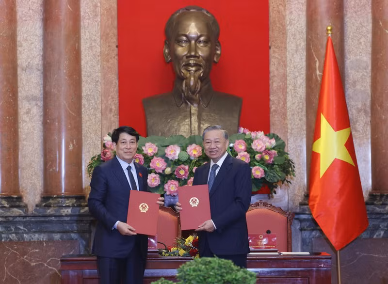 The Presidential Office on October 22 holds a ceremony for the transfer of work between Party General Secretary To Lam (right) and State President Luong Cuong. (Photo: VNA)